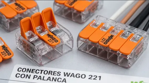 Conectores WAGO 221: palanca y mecanismo interno Conectores WAGO serie 221 con palanca naranja abiertos mostrando el cableado interior