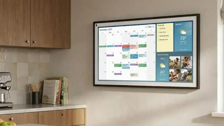 Echo Show 15 colgado en la pared de la cocina mostrando calendario familiar y widgets