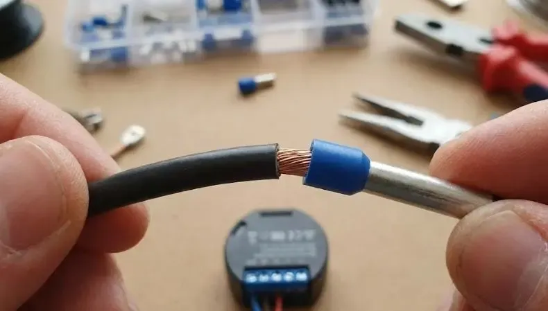 Cable eléctrico con puntera hueca crimpada listo para insertar en un módulo domótico