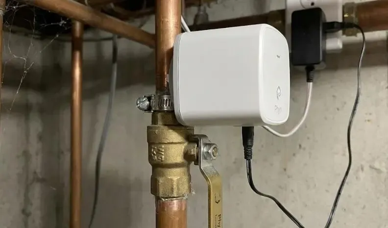 Motor de válvula inteligente instalado sobre una llave de paso de agua estándar