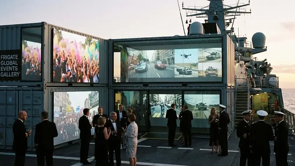 Galería de eventos en Frigate mostrando clips de personas y vehículos