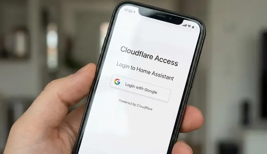 Captura de pantalla de un smartphone mostrando la barrera de seguridad de Cloudflare Access. Se ve una interfaz limpia con el botón "Login with Google" bloqueando el acceso a Home Assistant hasta que el usuario se autentique correctamente.