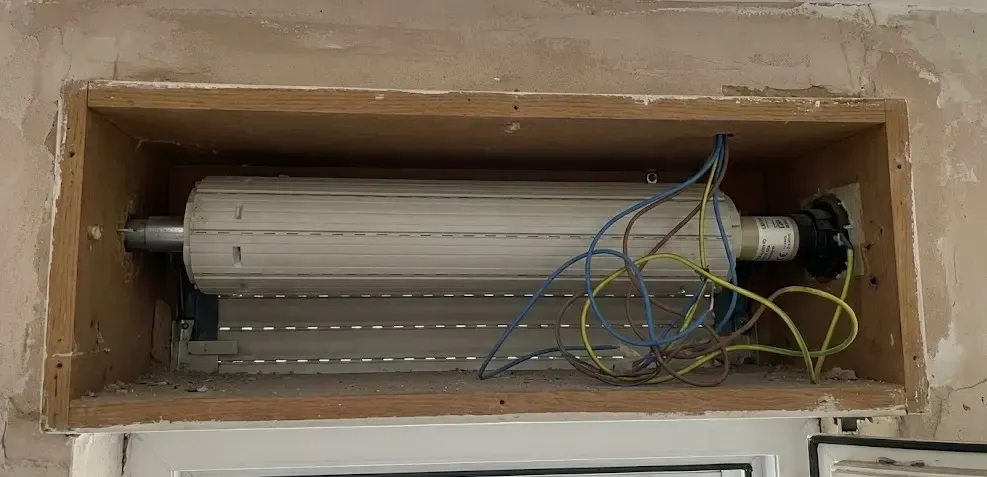 Cableado real de un motor de persiana mostrando fase marrón, neutro azul, subida negra y bajada gris