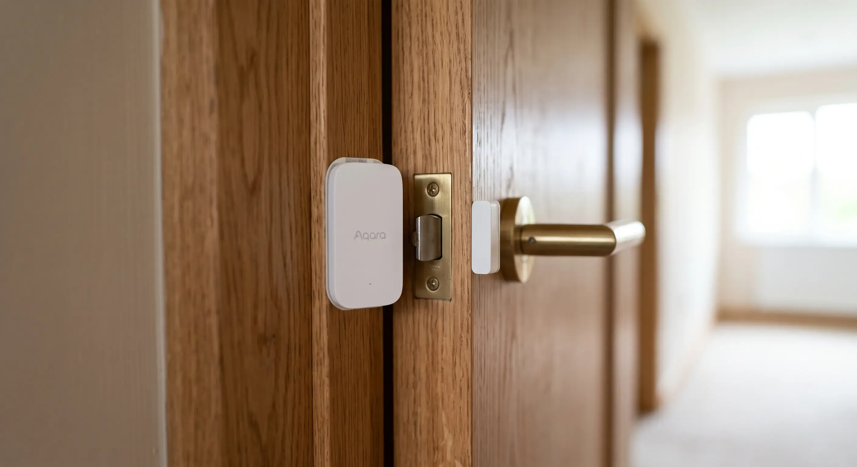 Sensor de apertura adhesivo Aqara instalado en una puerta de madera sin taladro