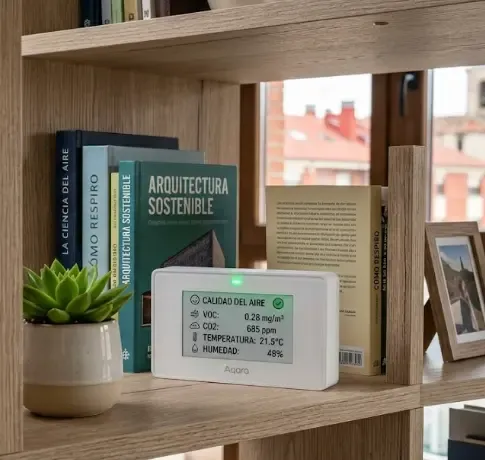 Sensor de calidad del aire con medición VOC y CO2 en estantería doméstica